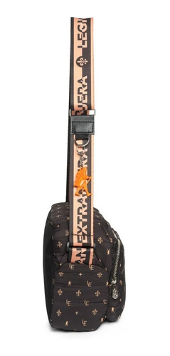 Imagen 2 de 4 de Cartera bandolera Legion Extranjera Cumbre diseño epic de poliéster cire negra con correa de hombro marrón y naranja