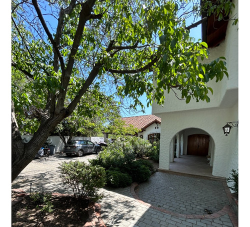 Casa Impecable, Gran Jardín Y Piscina En Sector Los Nogales