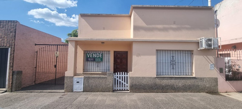 Casa En Excelente Estado Centro De Lujan (b). Venta 