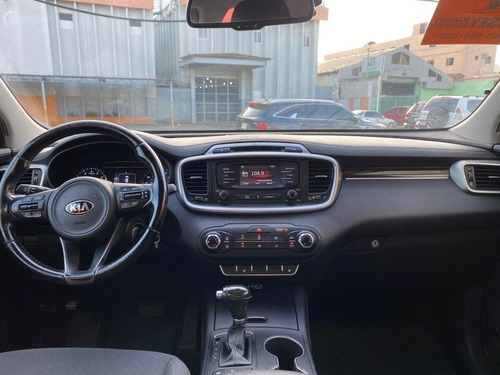 Imagen 4 de 13 de Kia Sorento 2016 4x4 3 Filas Americana