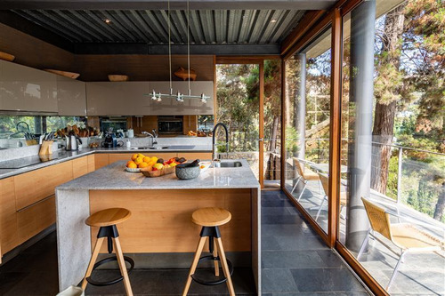 Espectacular Casa En Zapallar, A Una Cuadra De La Playa