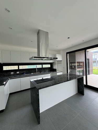 Casa 5 Ambientes En Venta. Lagos De Canning 1