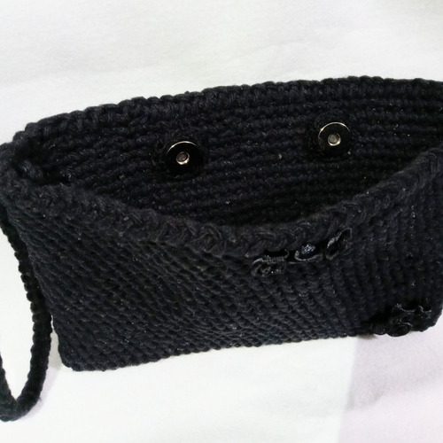 Clutch Em Crochê Preto Com Detalhes De Rosas