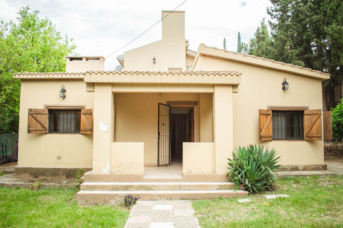 Dos Casas Con Gas Sobre Asfalto En Merlo!!