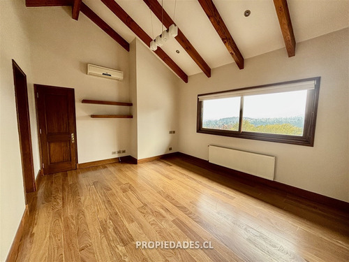 Casa En Venta De 5 Dorm. En Lo Barnechea