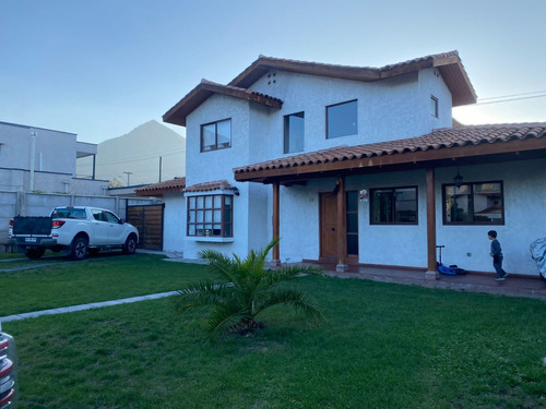 Casa En Arriendo, 4 Dormitorios, Tres Baños, Piscina 