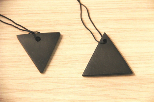 2 Dijes De Shungit Triángulo  Meditacion Reiki
