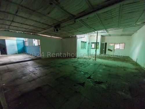 Ag. Vende Excelente Local De 2 Niveles Con Puestos De Estacionamiento A Pie De Calle Ubicado En Santa Monica