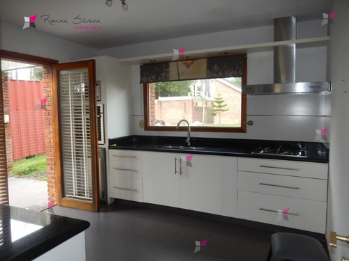 Casa En Venta En La Zona De Lugano- Ref: 9724