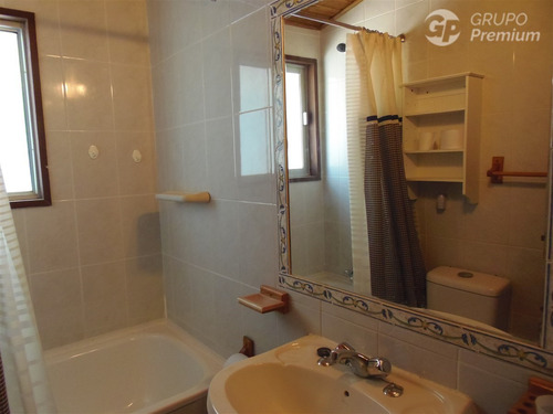 Casa En Venta De 4 Dorm. En Olmué