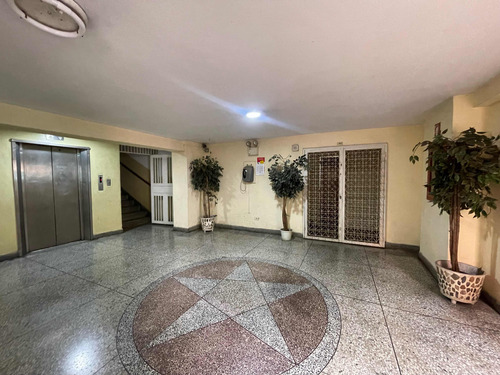 En Venta Edificio Comercial Ubicado En Los Teques Casco Central Calle Vargas. Cf