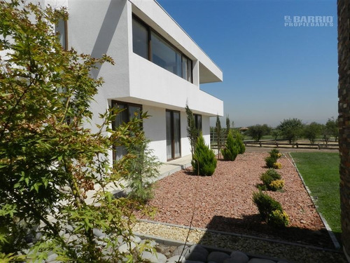 Casa En Venta De 5 Dormitorios En Colina