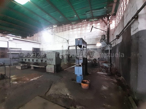 Maria Luisa Mendoza Vende Extraordinario Galpon Industrial Con Luz Trifasica Todos Los Servicios Basicos Operativos Cuenta Con 2 Locales Comerciales Listo Para Desarrollar! 25 7607 Comunicate!