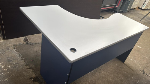Escritorio Esquinero Blanco, Sobre Gris. Dimensiones: 1.50m (Usado)