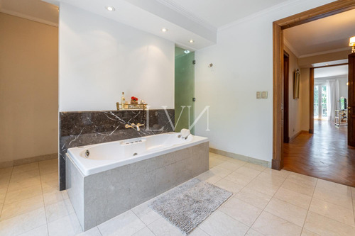 Venta Casa De 8 Ambientes Con Pileta , Jardín Y Parrilla - San Isidro