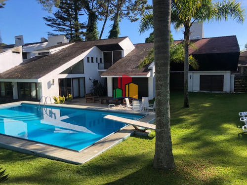 Excelente Casa De 7 Dormitorios, Piscina, Barbacoa Y Dependencia En Punta Del Este