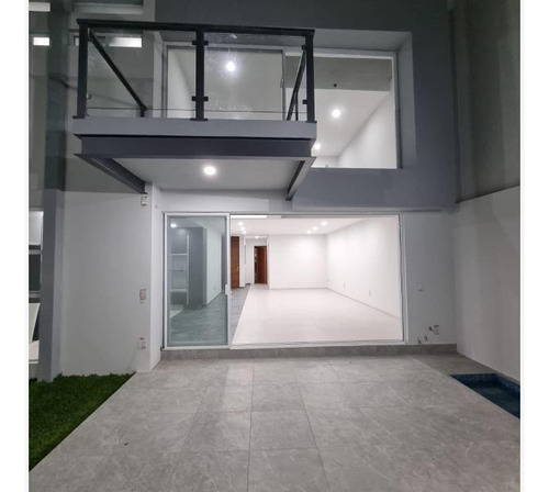 Moderna Casa Sola Con Roofgarden En Privada Zona Dorada