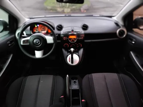 Mazda 2 Sedan Automatico