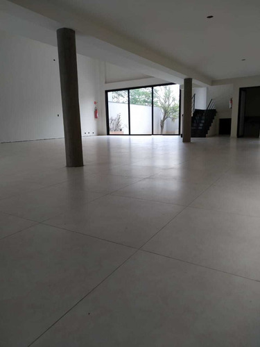 Prédio Comercial Com Arquitetura Moderna