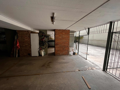 Excelente Oportunidad, Vendo Cochera De Edificio En Los Límites De Centro Y Cordón.