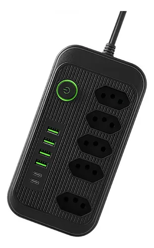 Extensão elétrica preta com 5 tomadas, 4 portas USB-A verdes e 2 portas USB-C, vista em ângulo.