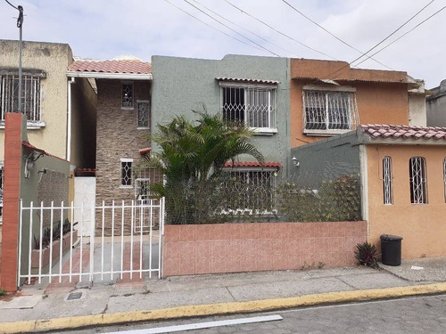 Casa De Alquiler En La Urbanización San Felipe, Conjunto Cerrado.