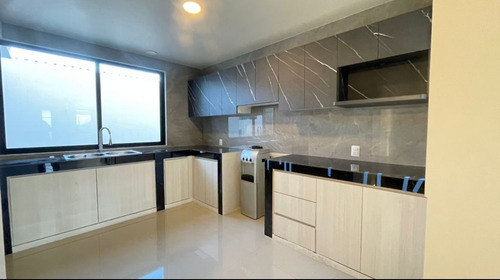 Casa Moderna Nueva En Venta, De Tres Niveles, En Hacienda Barbabosa, A 5 Min De C.u. Y De La Estación Del Tren, A 15 Min Del Centro De Toluca Y De Metepec