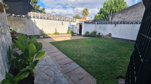 En Venta En El Palomar, En Planta Baja Hermosa Propiedad De 4 Ambientes Con 2 Baños, Living Comedor; Cocina Comedor; Tres Dormitorios Garage Y Fondo. F: 8498
