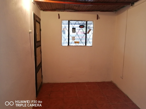 Publicado 5 De Julio De 2025 Por López & Hernández Alquila Casa De 2 Dormitorios Lugar Para Coche. Centenario 1686