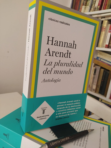 La Pluralidad Del Mundo Hannah Arendt Ed. Taurus Clásicos Ra