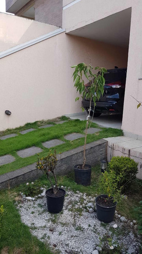 Casa Com 3 Quartos , 3 Banheiros , Duas Vagas De Garagem