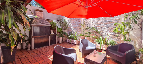 Patio Encantador Y Cochera Doble - Hermoso Dúplex De 4 Ambientes - En Venta.