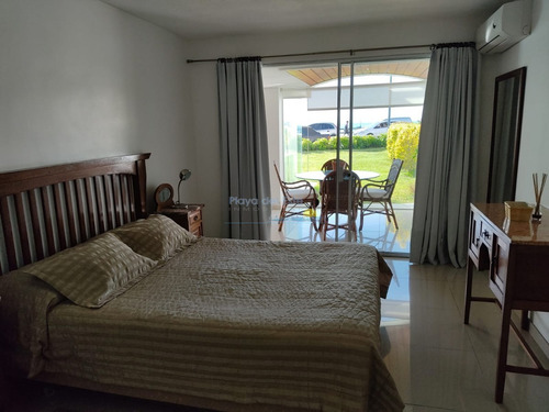 Venta Apartamento 3 Dormitorios En Suite, Península, Frente Al Puerto, Punta Del Este- Ref: 11642