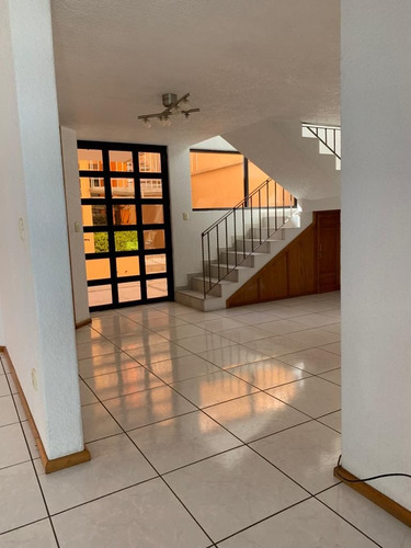 Se Renta Hermosa Casa Con Vista Panorámica Localizada En Acueducto De Xalpa En Vista Del Valle Con 450 Mts. De Construcción, Distribuidos 3 Niveles Con Excelente Luz Natural Y Acabados De Lujo.