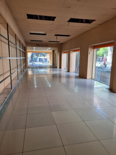 Imagen 4 de 14 de Local, Gran Esquina, 8 De Octubre Y Cipriano Miro , 300 M2 , Impecable !!