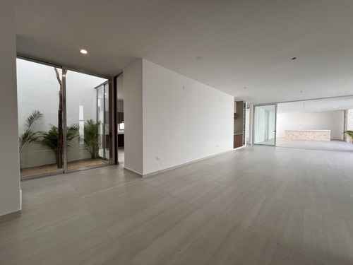 Casa En Venta Merida, Privada, De 659 Mt De Construccion.