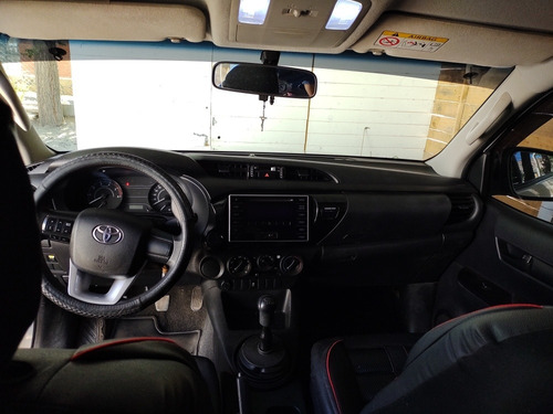 Imagen 2 de 14 de Toyota Hilux 2017 2.4 Cd Dx 150cv 4x2