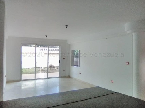Townhouse En Venta En La Cooperativa Maracay Aragua 23-4820 Irrr