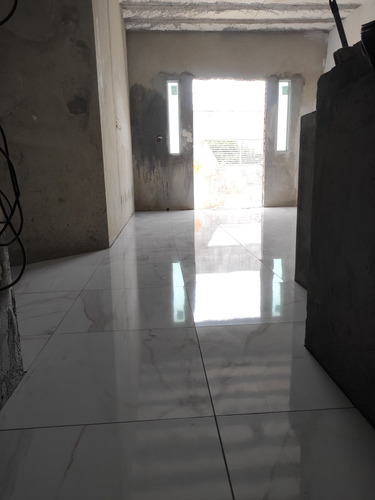 Casa Com 3 Quartos E 2 Banheiros - 100 M2 + 240m2 De Terreno
