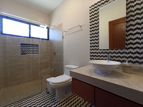 Venta De Casa De Un Piso, Remodelada En Baspul, 4 Recámaras