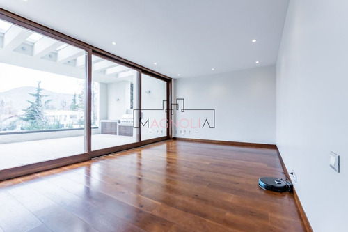 Casa En Venta De 5 Dorm. En Lo Barnechea