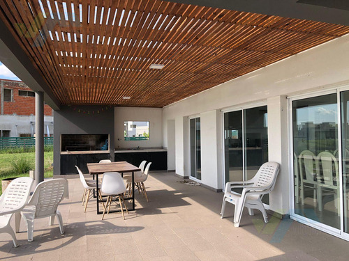 Venta De Casa San Sebastian Con Pileta A La Laguna