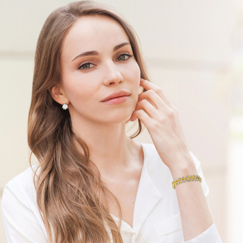 Una Pulsera De Diamantes Y Diamantes Para Mujer Y Accesorios