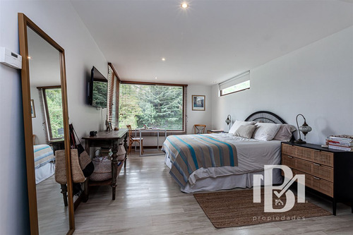 Casa Medi En Venta De 5 Dorm. Los Dominicos Las Condes