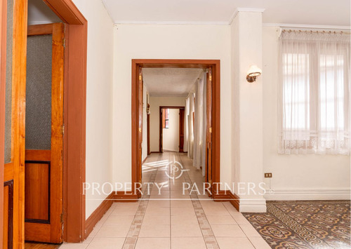 Casa Ideal Para Oficinas O Uso Comercial Por Su Ub...