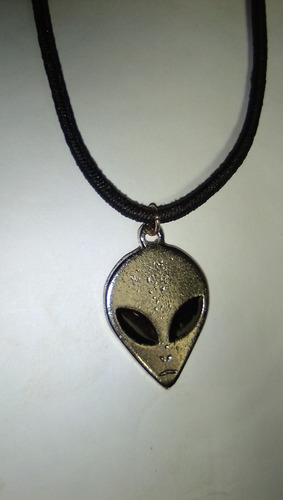 Colar Alien Grey Ufo Extraterrestre Prateado Cordão Elástico
