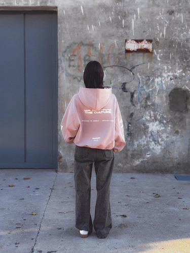 Buzo Hoodie Bastard Still Here Boxy Fit Friza Estampado
