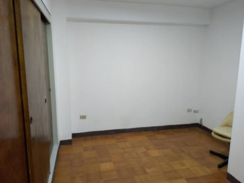 Alquiler De Oficina; Compuesta Por Dos Cubículos Y Pequeña Recepción, Ideal Paa Area Administrativa Y Médicos !