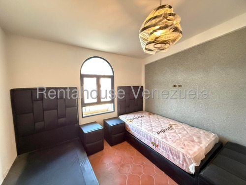 Hermosa Casa Quinta De 2 Niveles En Venta Ubicada En Alto Prados Del Este 25-17674