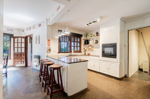 Casa Con Parque Y Pileta En Venta Av. Del Libertador 700, Castelar, Partido De Morón, Pba